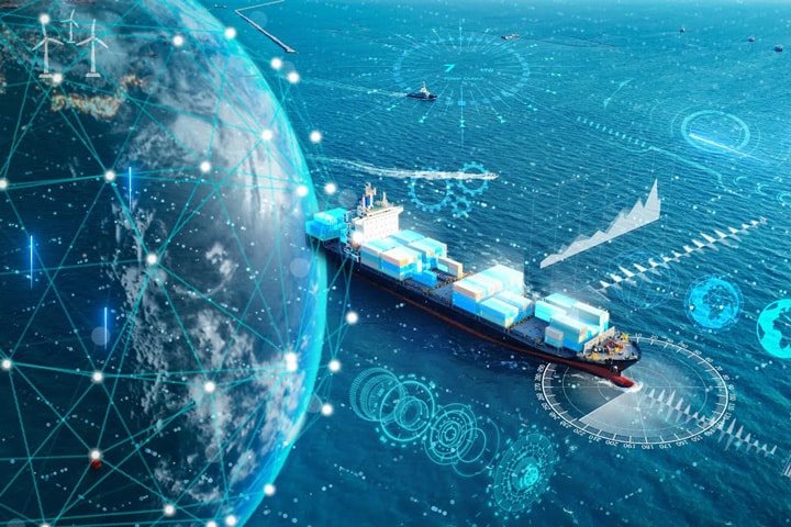 Navire porte-conteneurs en mer surmonté d'un globe numérique et de graphiques de réseau illustrant les routes maritimes mondiales.