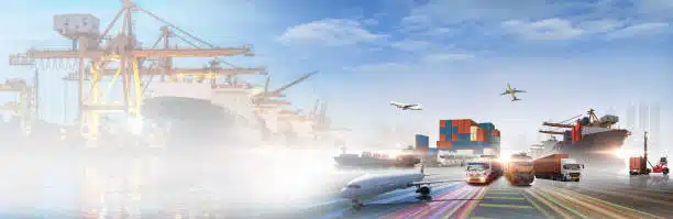 Một chiếc xe tải có rơ moóc chở container màu đỏ, được sử dụng để vận chuyển hàng hóa đường bộ trong chuỗi hậu cần từ Trung Quốc đến Ghana.