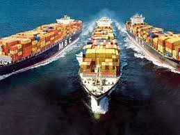 Plusieurs porte-conteneurs transportant des marchandises de la Chine au Viêt Nam.