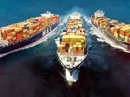 Nhiều tàu container vận chuyển hàng hóa qua biển từ Trung Quốc đến Việt Nam.