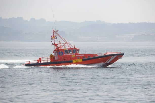 Speedboat representing express or emergency maritime shipping options between China and Saudi Arabia.