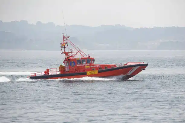 Speedboat representing express or emergency maritime shipping options between China and Saudi Arabia.